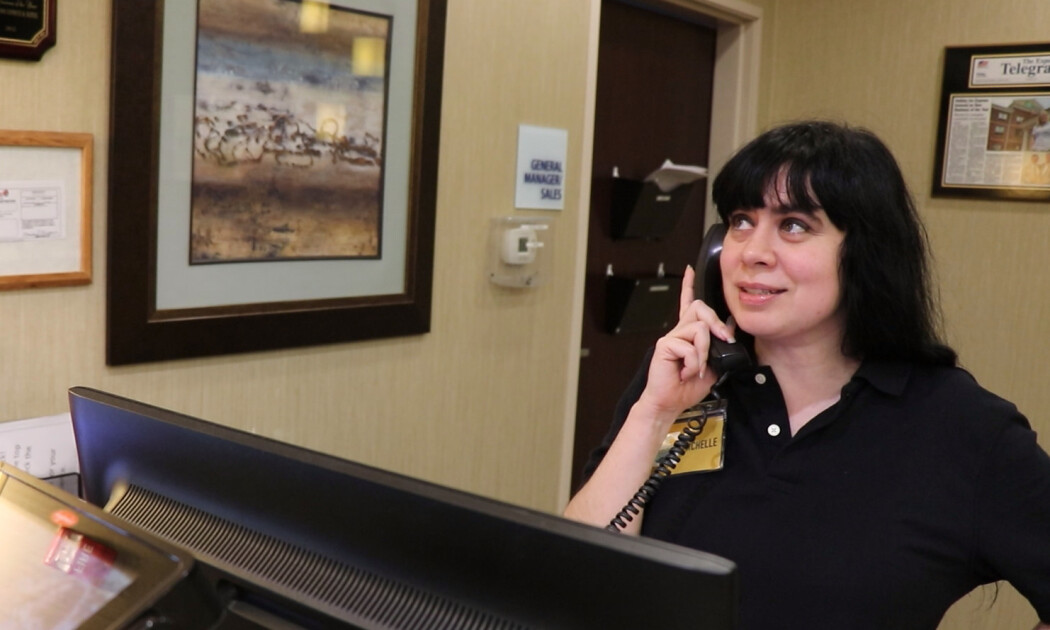 პორტიე / Desk Clerk